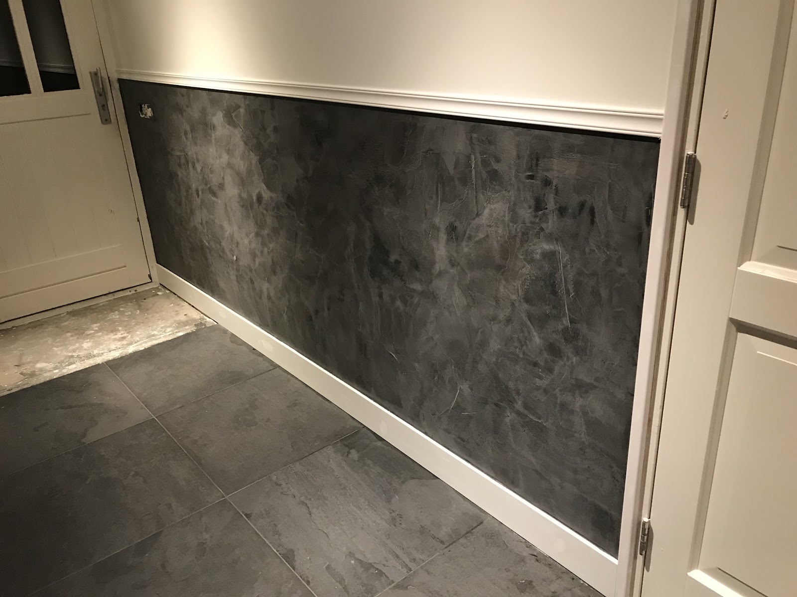 Donkergrijze decoratieve gestucte lambrisering