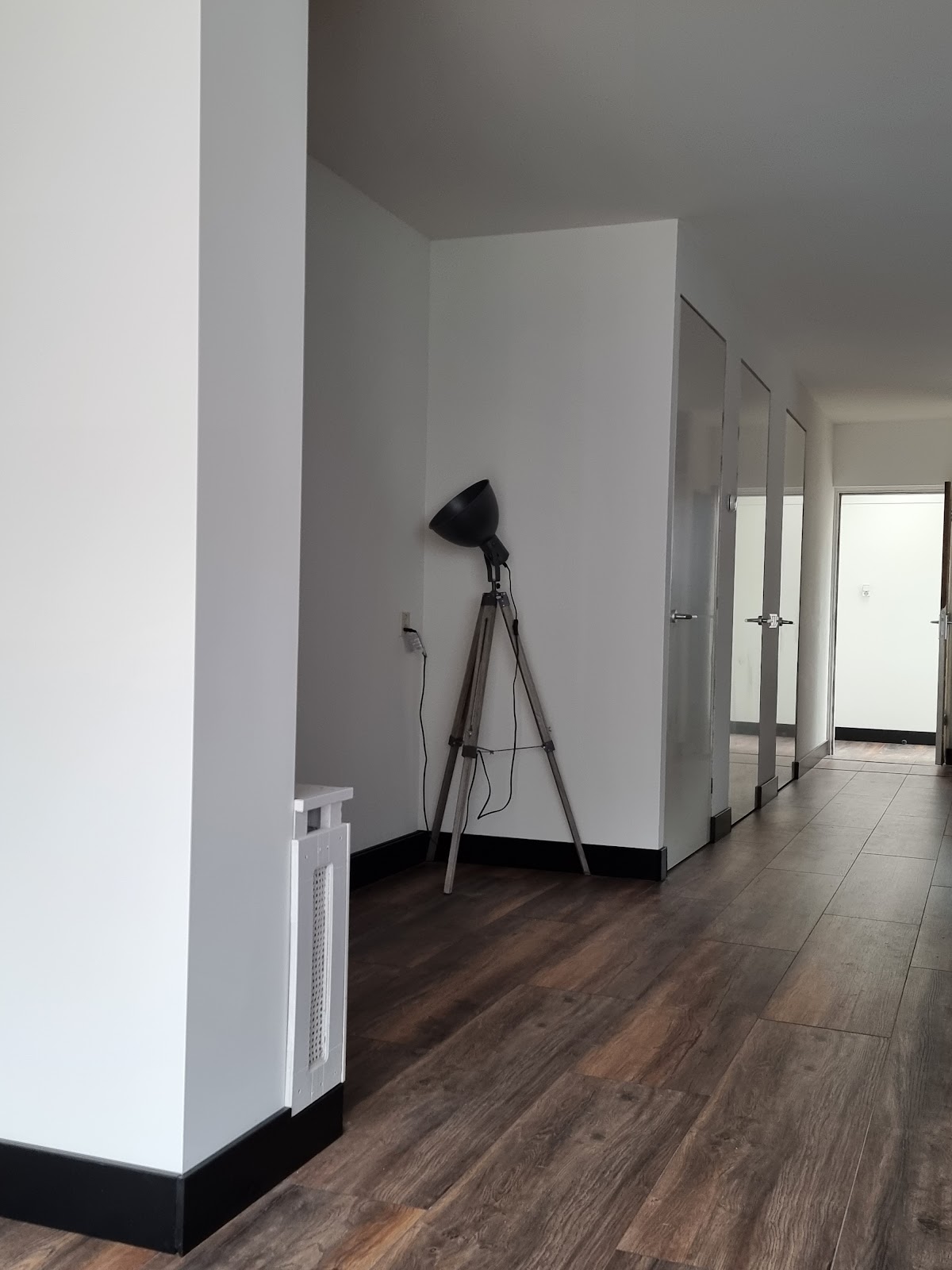 Lichte gang met houten vloer