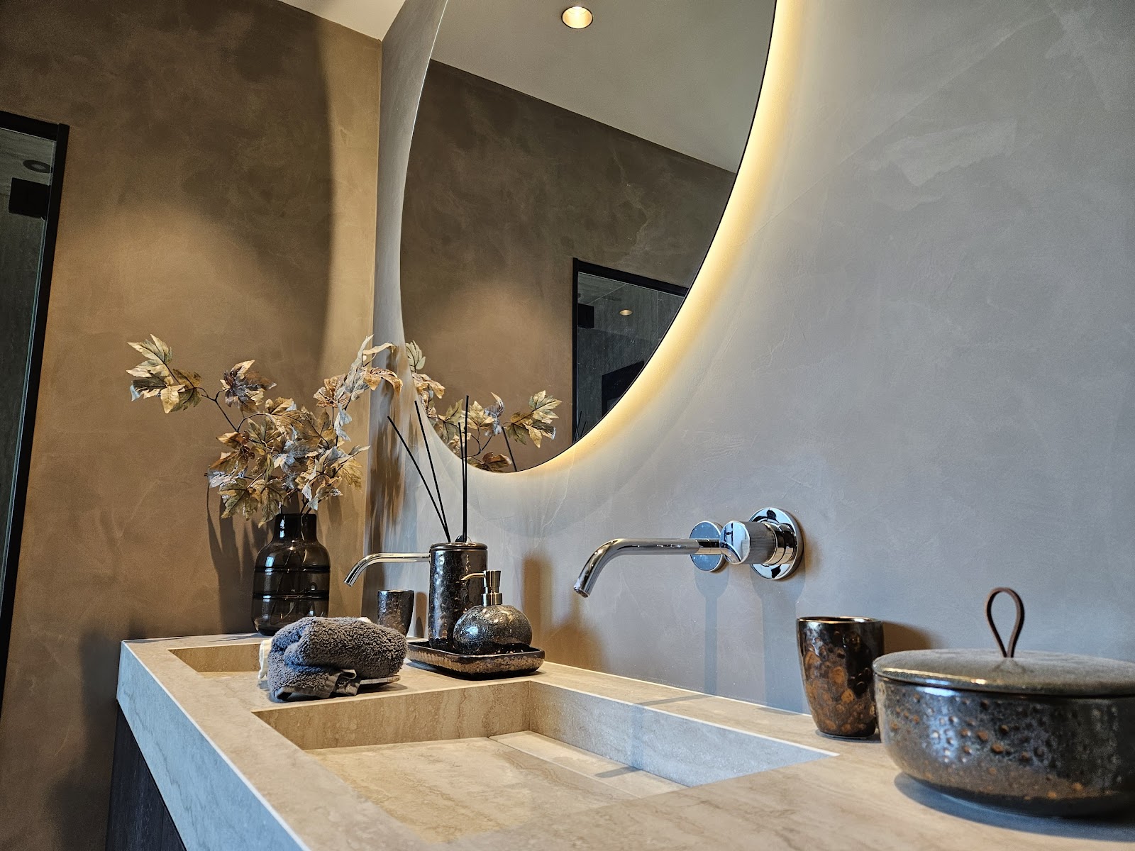 Luxe badkamer met ronde verlichte spiegel