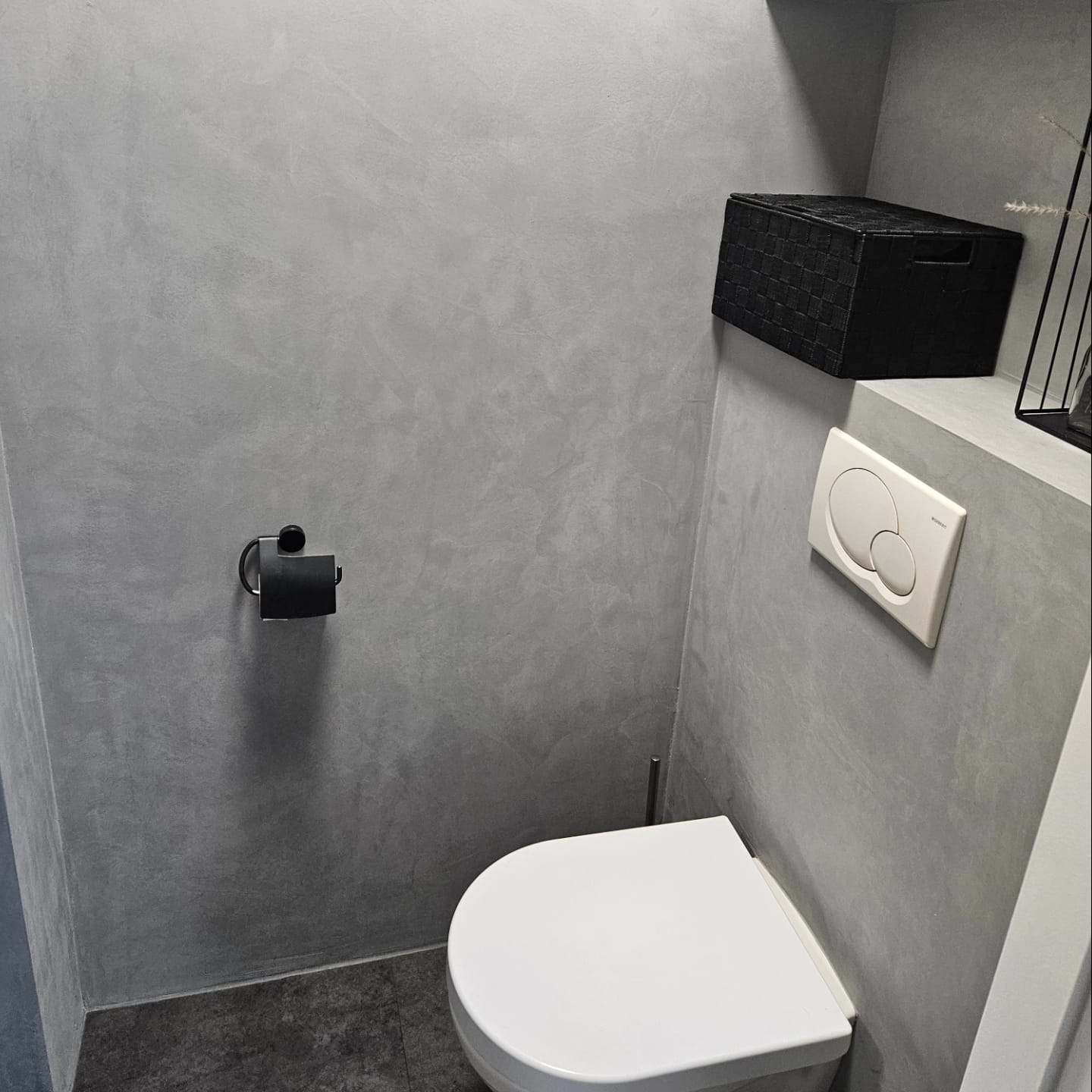 Modern toilet met betonlook wanden