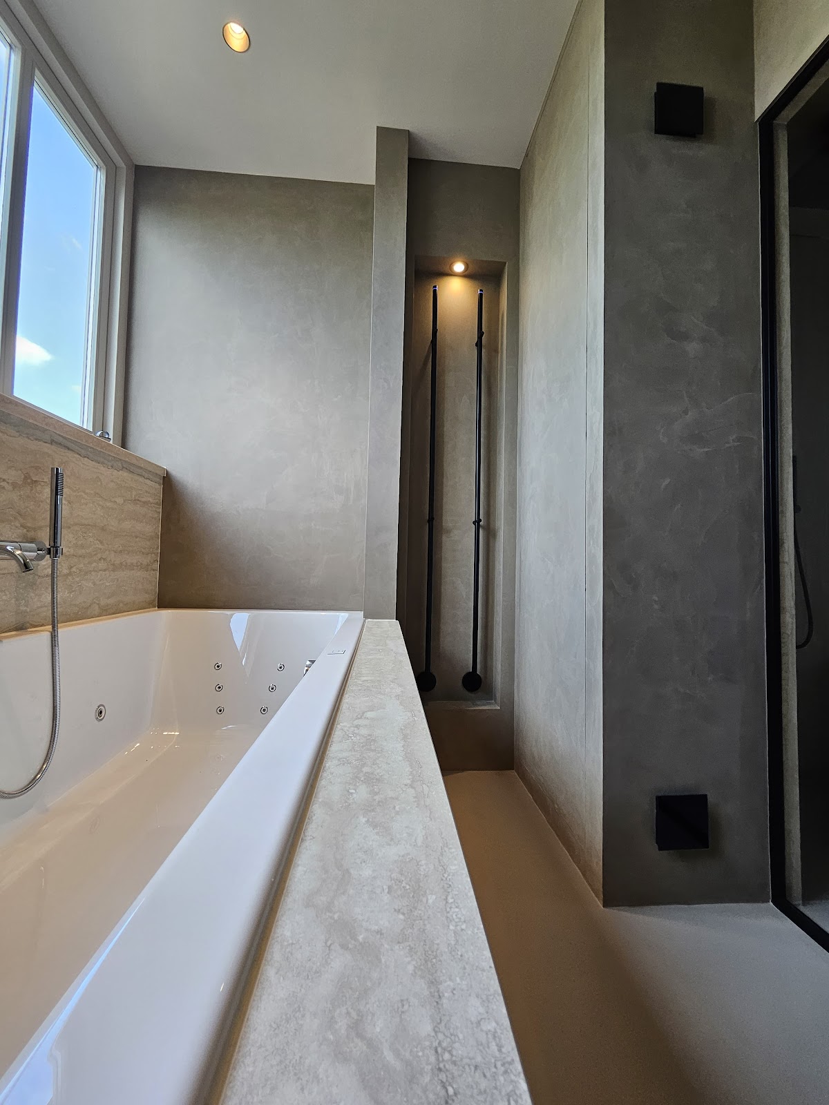 Moderne badkamer met beige tegels