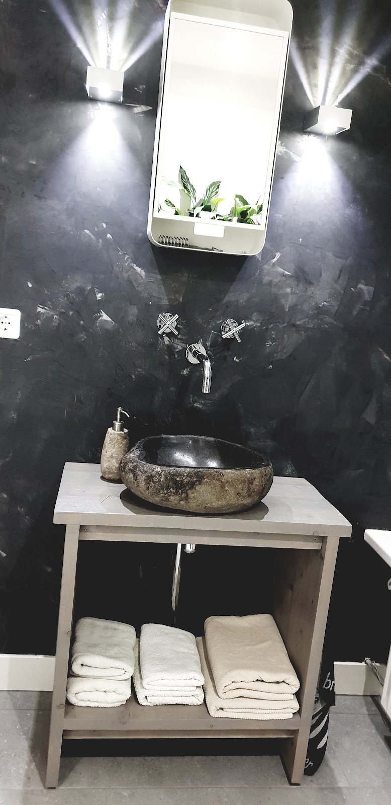 Stijlvolle badkamer met natuursteen waskom